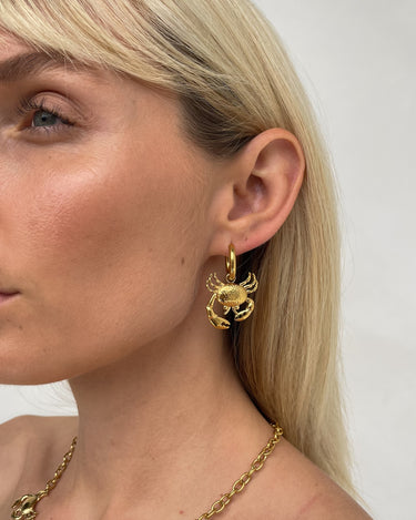 CRAB CHARM HOOP EARRINGS 18K GOLD - STUDIO JO STORE